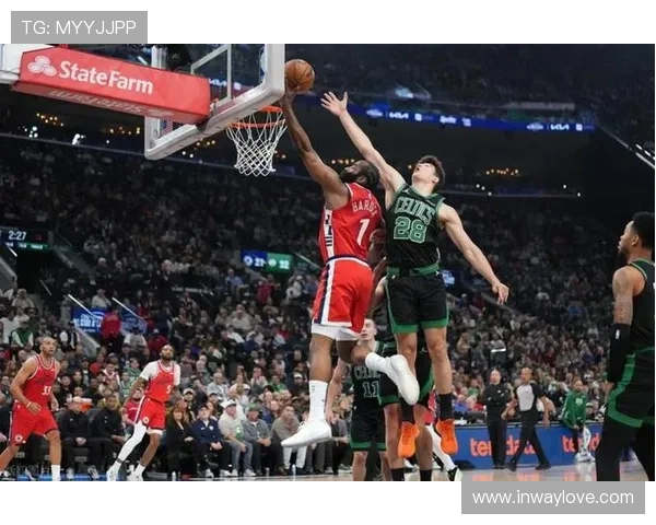 杰伦布朗三节狂砍30分5篮板助力球队进攻势头强劲